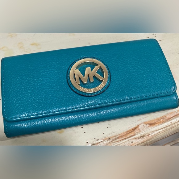 FINAL PRICE 💚EUC AUTHENTIC Michael Kors Pebbled Leather Bifold Wallet in Teal - Picture 1 of 9